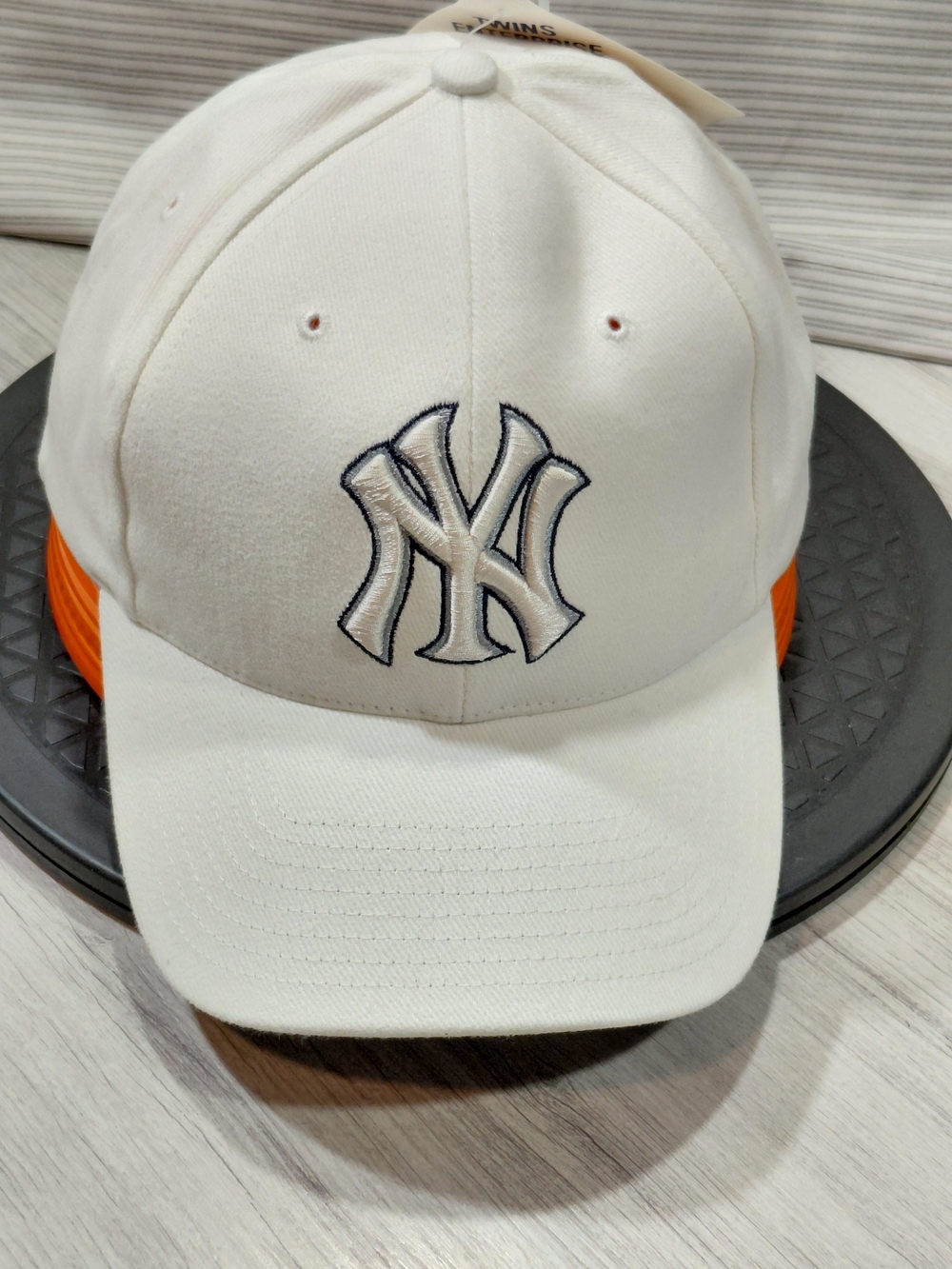 NWT NY YANKEES Dead STOCK Vintage White Baseball Cap with Embroidered NY Logo.